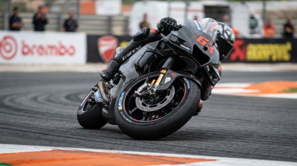 Quels sont les avantages des jantes en alliage pour une moto de course?