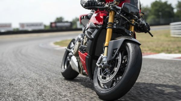 Quels sont les avantages des suspensions inversées pour une moto sportive?